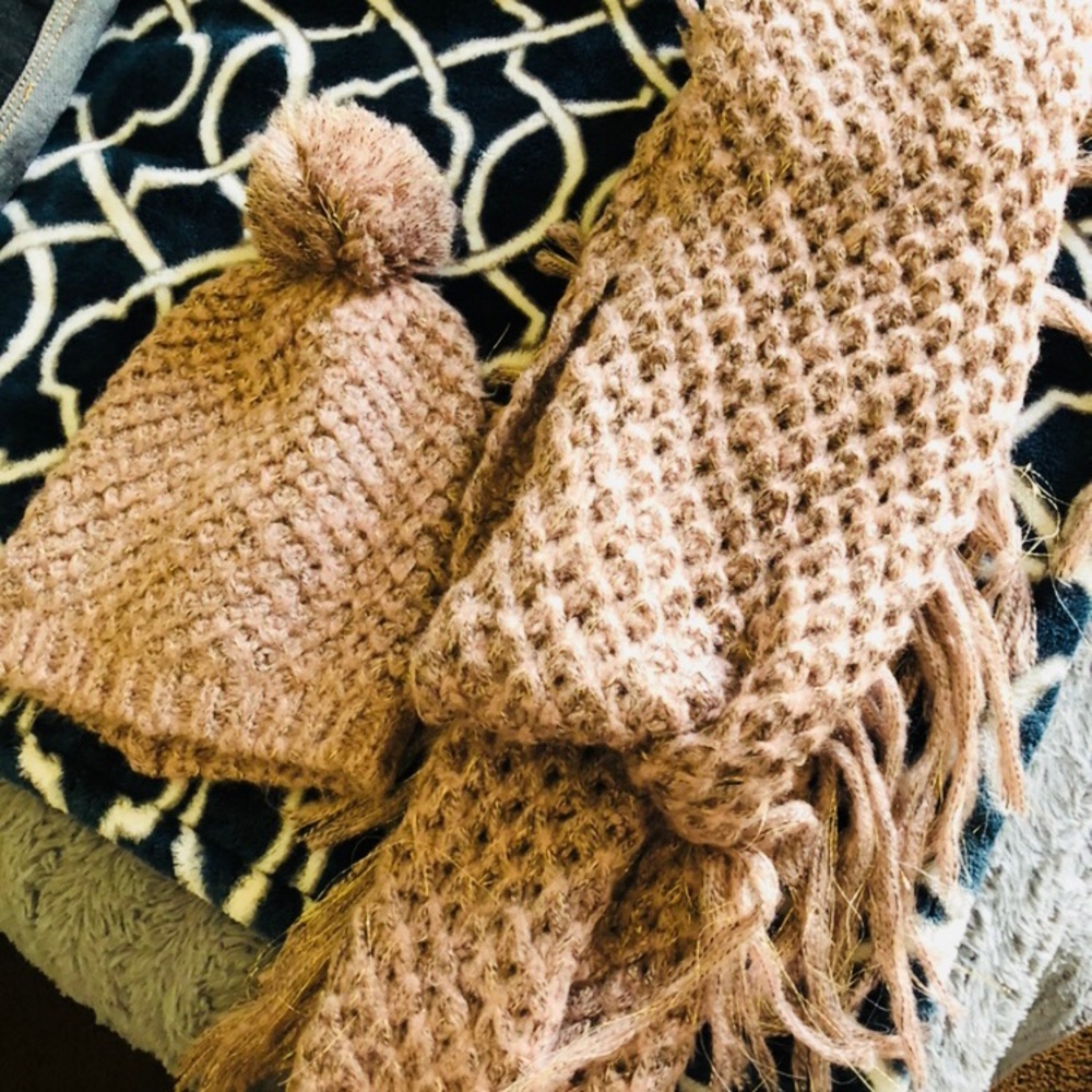 Beanie & infinity scarf (Jessica Simpson)